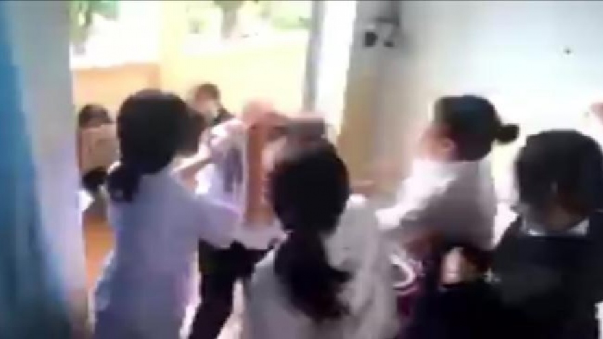 Một học sinh lớp 7 bị đánh hội đồng trong lớp học